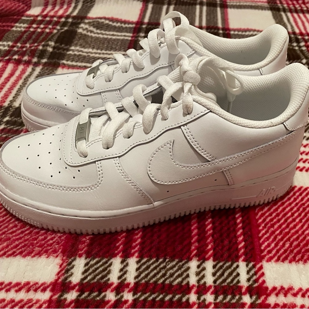 Air Force One is excellent condition. Size 7y